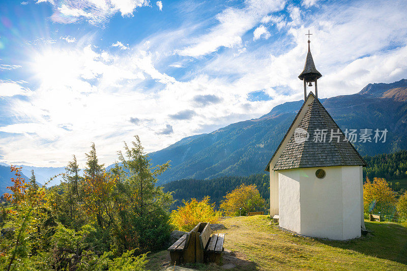 历史悠久的瑞士村庄山上的小教堂Mühlebach