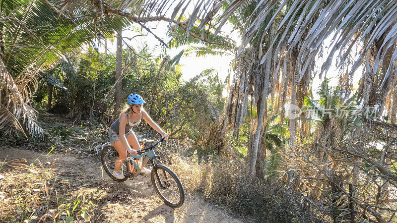 女山地自行车手沿着丛林小径行进