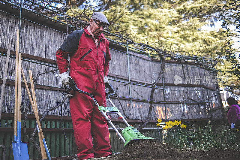 在退休后的后院培育土壤