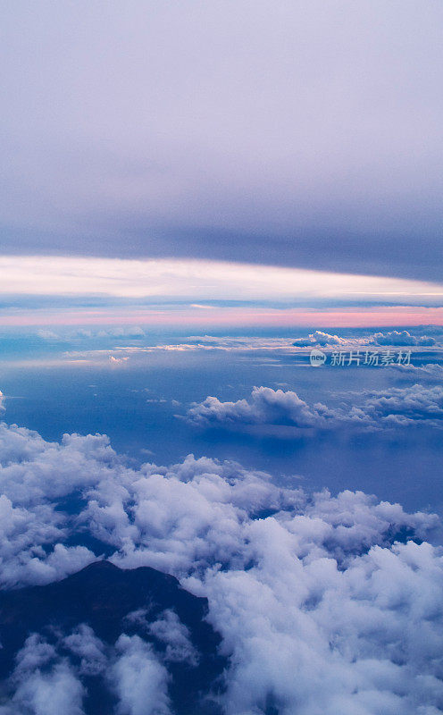 日落的天空上的云朵，从飞机上观看