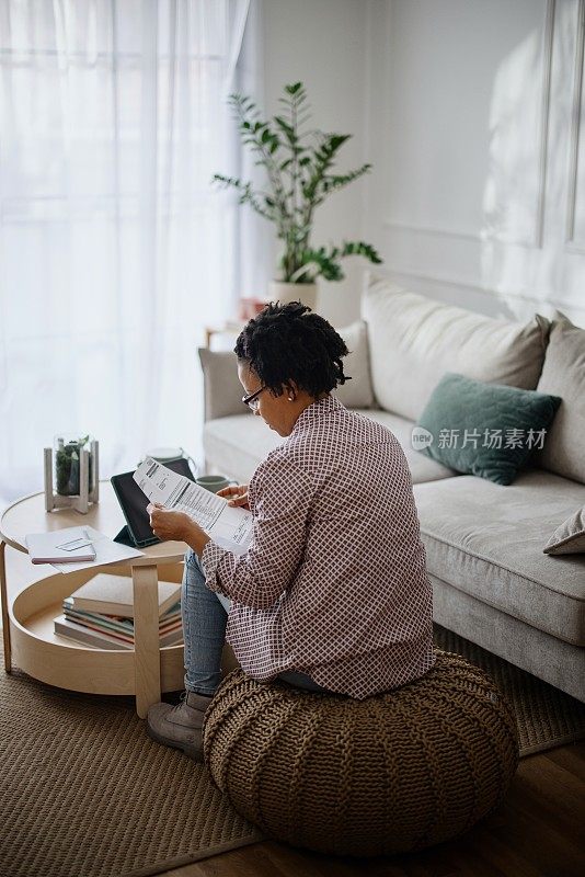 在家在线支付账单的女人