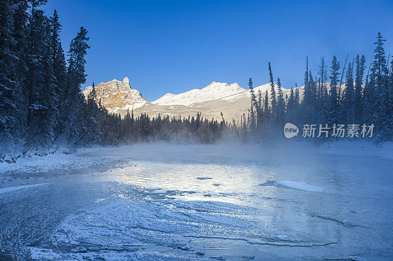 湛蓝的融雪河流、雪山景观和湛蓝的天空构成了田园般的冬季景色