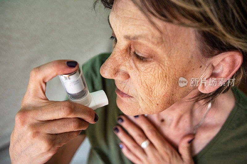 老年妇女治疗哮喘吸入器