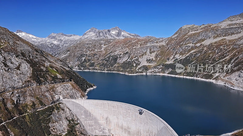 鸟瞰奥地利卡林西亚Kolnbreinspeicher湖上的Kolnbrein大坝。