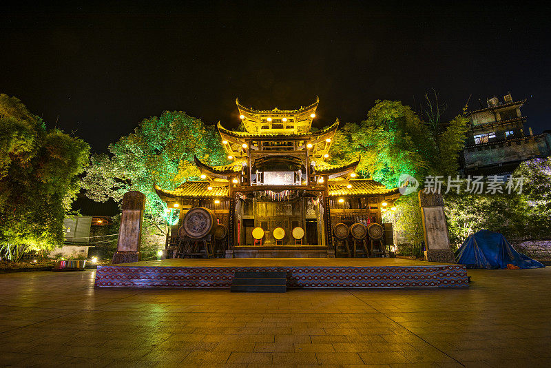 芙蓉古镇夜景璀璨。芙蓉古镇(芙蓉镇，芙蓉镇)，中国，令人惊叹的美丽风景