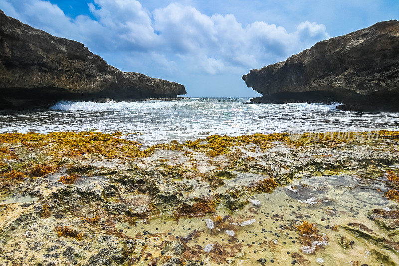 位于谢特博卡的Curaçao加勒比岛上风景优美的海洋和岩层