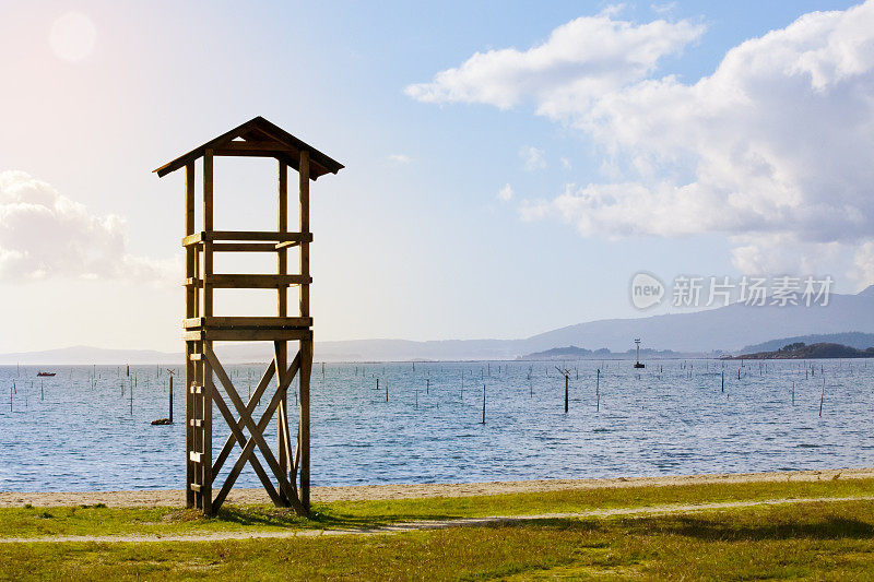 救生员瞭望塔的剪影，海滩，海景。