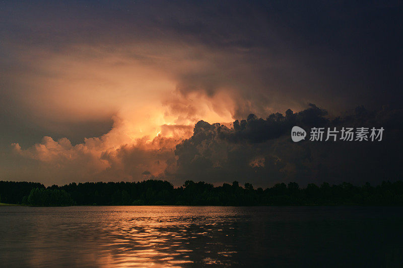 闪电在河流的倒影中闪现。自然灾害。夜晚漆黑戏剧化的天空。可怕的云。危险的天堂。暴风雨天气。夏雨。自然背景。多雨的季节。神秘的景观