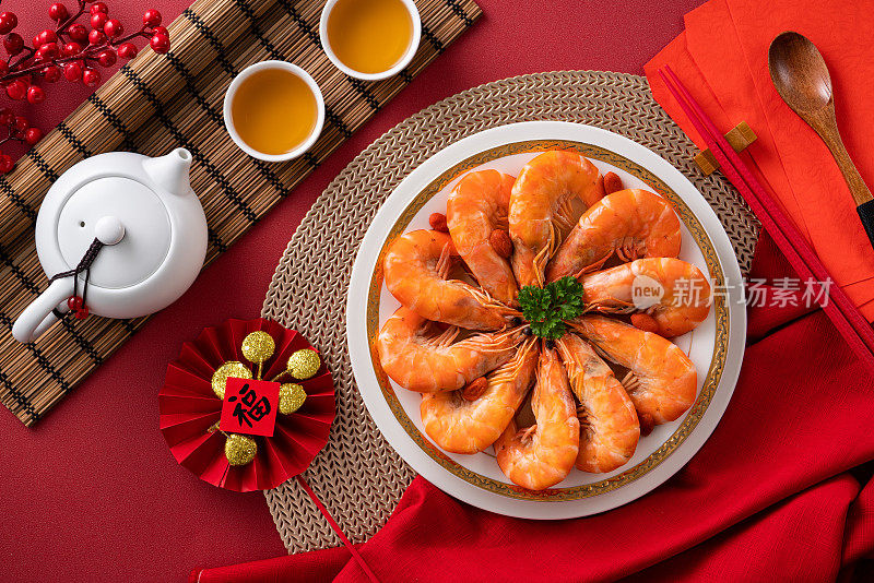 美味的虾浸泡在中国的酒农历新年的菜肴。