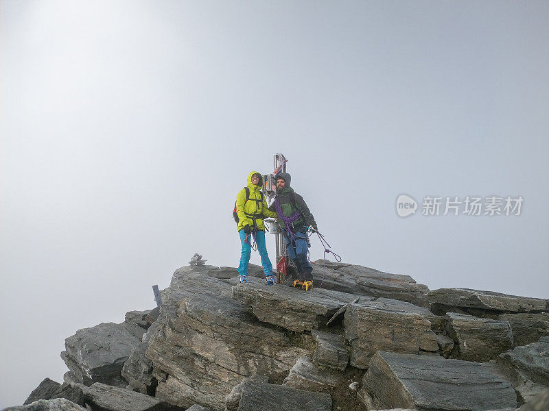 一对在岩石上徒步的情侣