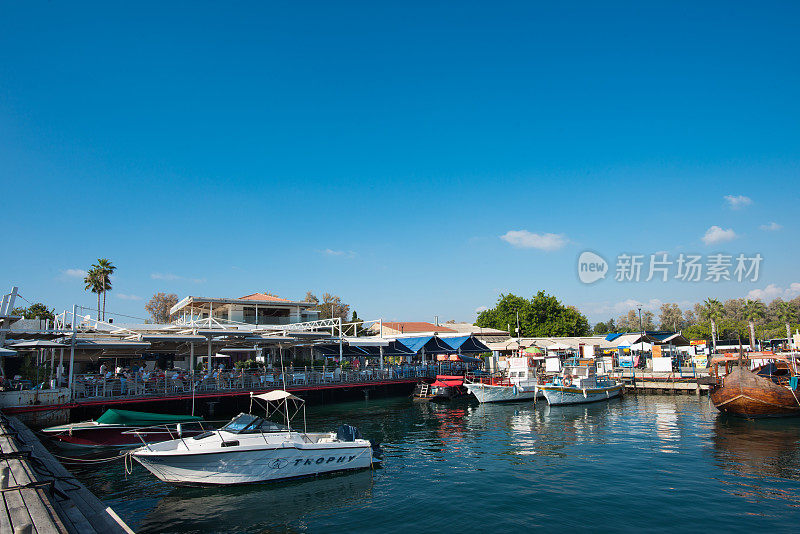 塞浦路斯帕福斯码头的餐馆和市场再次挤满了游客