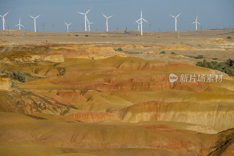 五彩缤纷的岩石和地平线上的风电场，新疆，中国