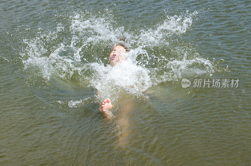 十几岁的女孩让自己掉进水里