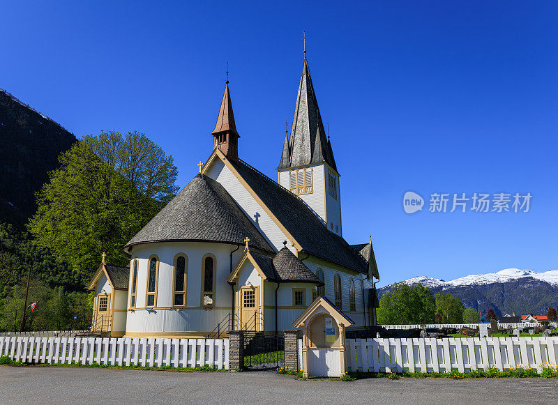 挪威乡村的山村教堂