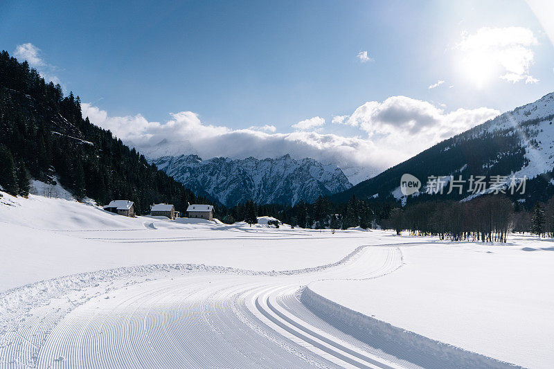 越野滑雪道的高架视图