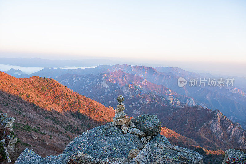 山顶上的秋日清晨