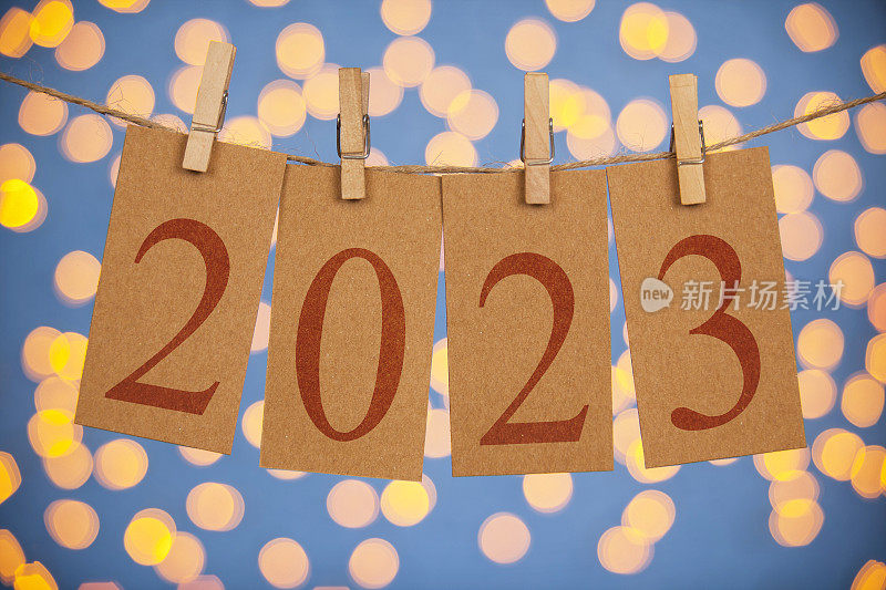 2023年新年概念夹卡片和灯