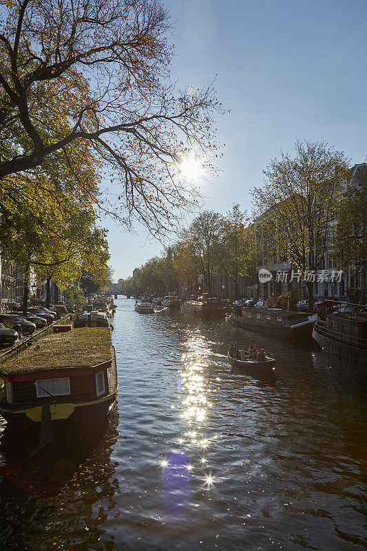 荷兰阿姆斯特丹城市运河，秋天有船屋