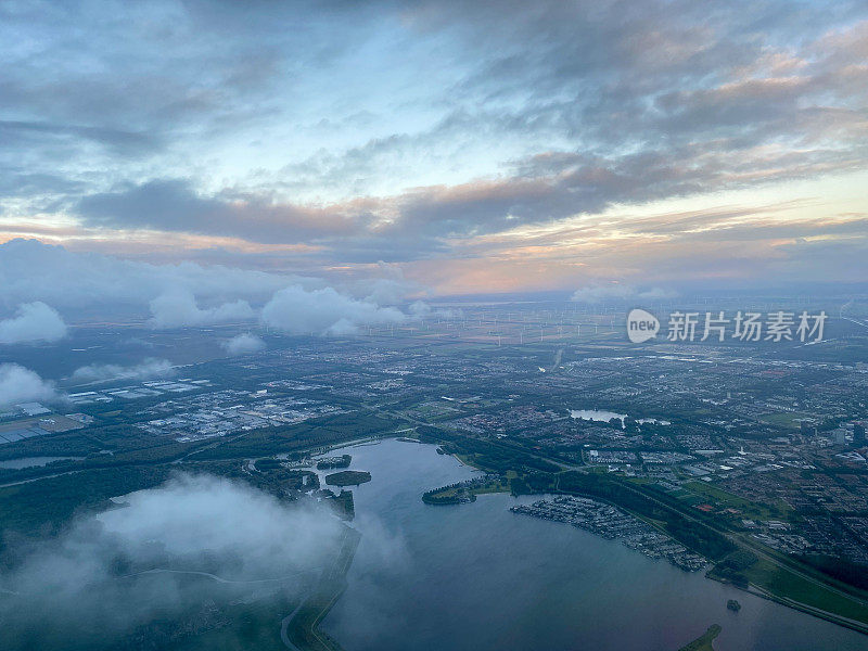 鸟瞰阿姆斯特丹的城市和它的郊区在接近荷兰史基浦机场