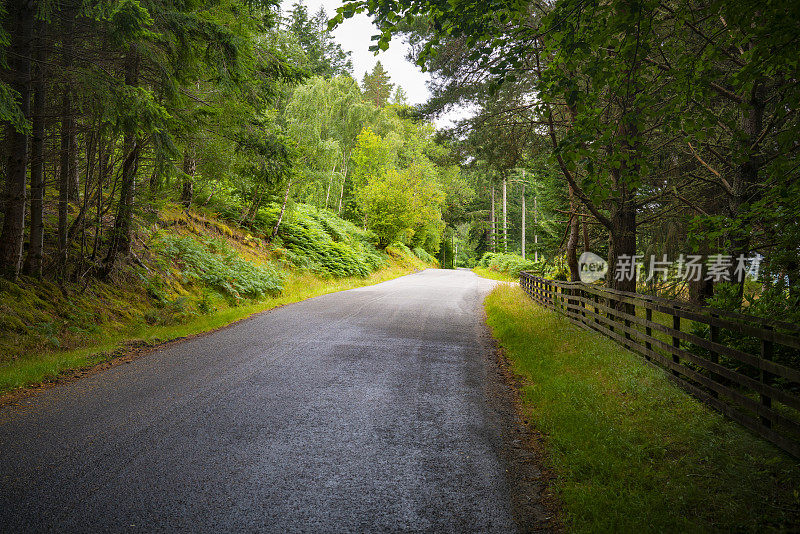 苏格兰高地公路通往英国因弗内斯