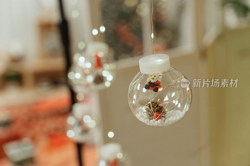 近距离的圣诞装饰物体玻璃球与圣诞老人在家里室内