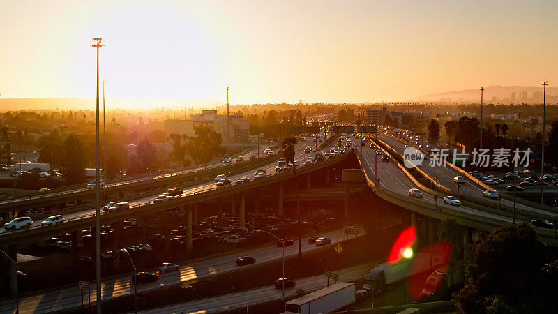 加利福尼亚州洛杉矶高速公路交通的鸟瞰图
