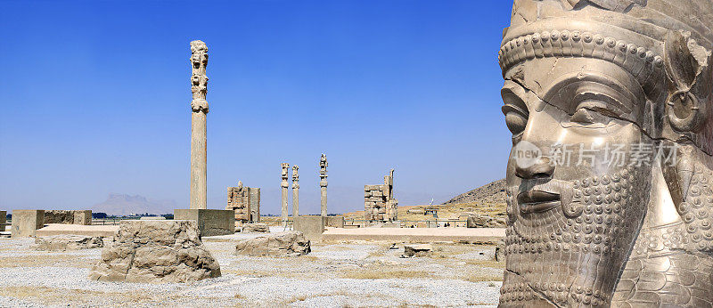 伊朗波斯波利斯，大流士大帝建造的阿帕达纳宫的横旗和亚述保护神拉马苏的头像