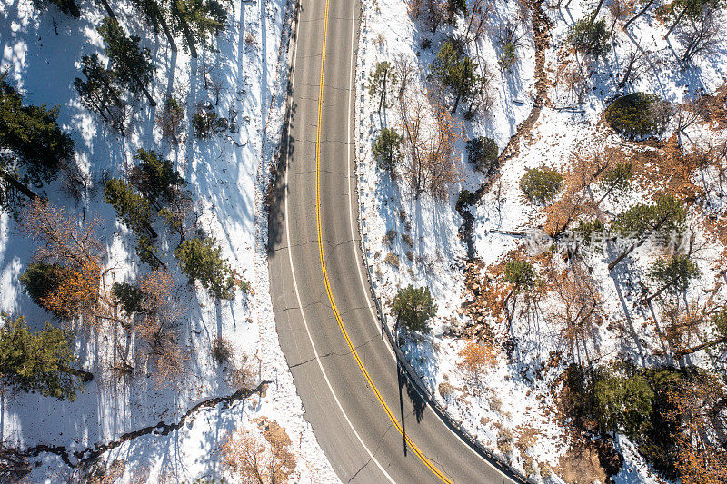 积雪山路