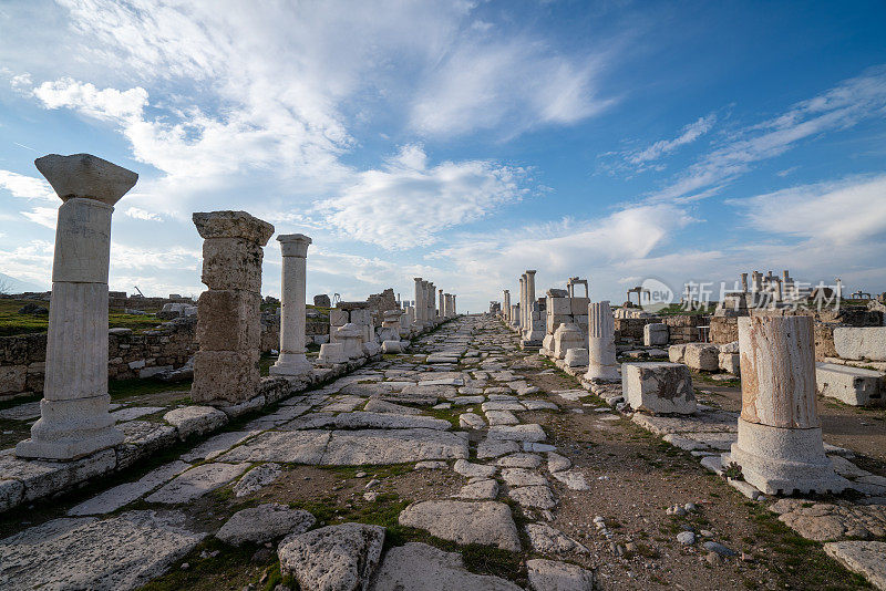 走在老底嘉的古老遗址上，在莱库斯的建筑柱子后面，Pamukkale