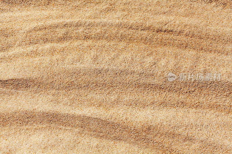 波浪黄色沙粒纹理特写背景，沙质波浪图案，自然米色沙粒背景，波纹状干沙表面俯视图，浅橙色沙漠沙丘，夏季热带海滩，复制空间
