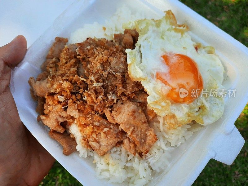 鸡肉蒜蓉煎蛋饭——曼谷街头小吃。