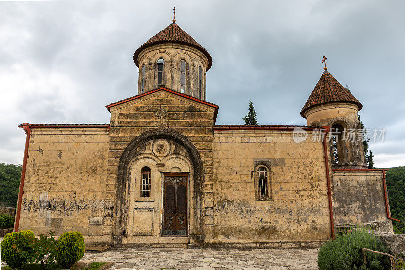 莫泽梅塔修道院，位于格鲁吉亚伊梅雷蒂地区的悬崖上的十一世纪中世纪石头东正教教堂。