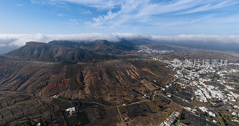 西班牙加那利群岛兰萨罗特岛北部法马拉山脉的鸟瞰图。