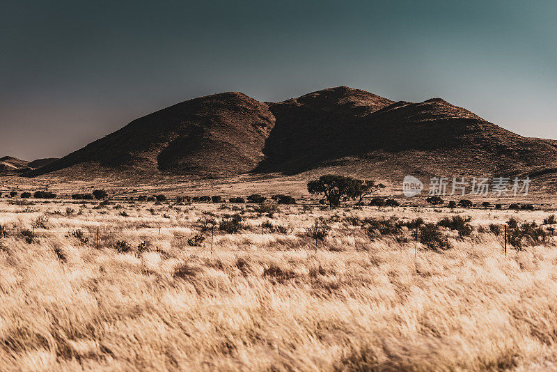 在非洲纳米比亚的自助狩猎之旅中驾车穿越美丽的风景