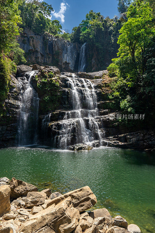 美丽的诺雅卡瀑布在哥斯达黎加太平洋海岸的野生野性的海岸美景