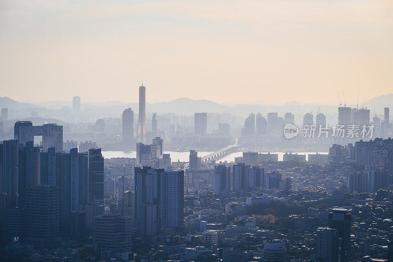 日落时分的韩国首尔城市天际线