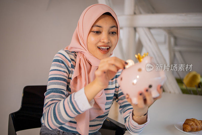 年轻女子正在为未来存钱