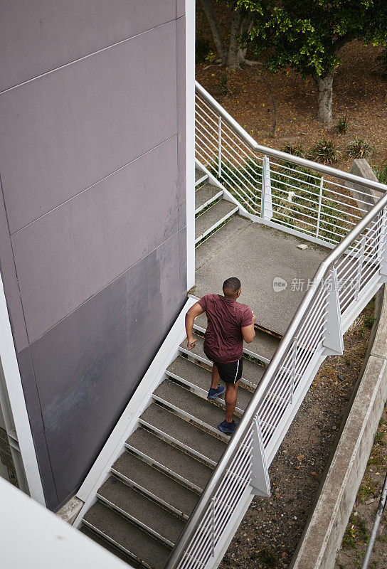 跑步，楼梯和户外健身，运动健康或跑步锻炼。建筑楼梯、马拉松训练晨跑和健康运动员对有氧运动表现的激励