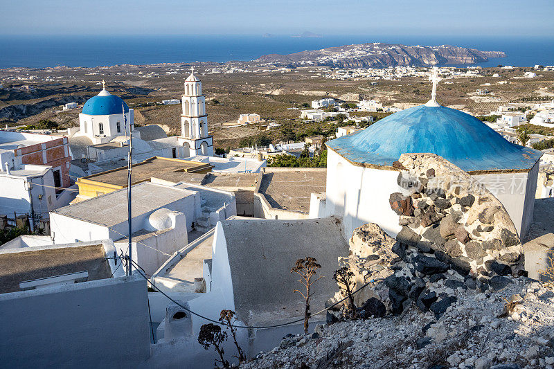 希腊南爱琴海群岛圣托里尼岛的皮尔戈斯·卡利蒂斯教堂