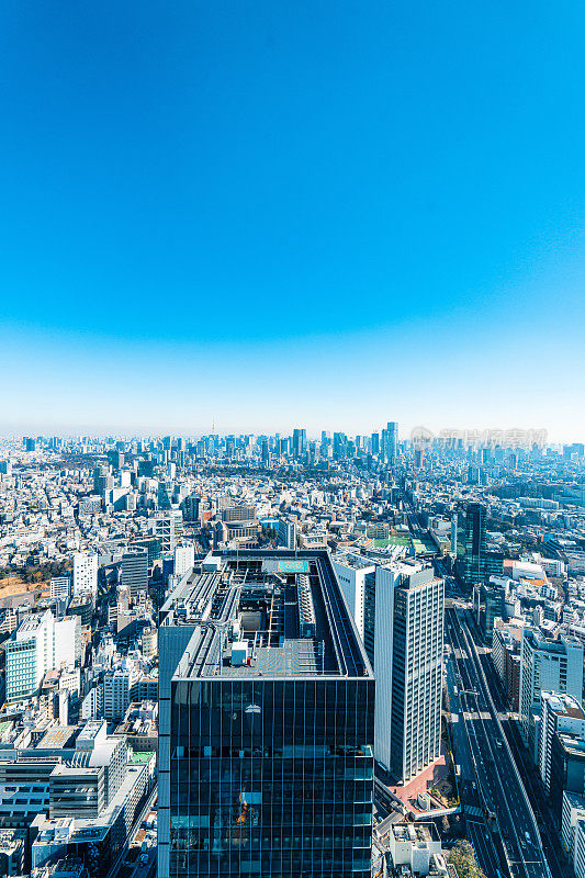 现代城市天际线鸟瞰新宿和涩谷地区，东京