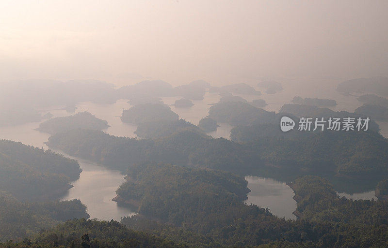 清晨，越南中部高原的塔勇湖隐藏在云层中