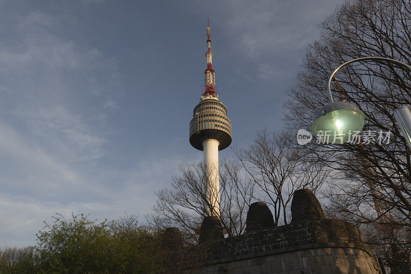 在韩国旅游，在首尔N首尔塔，坐在轨道车上看城市风景