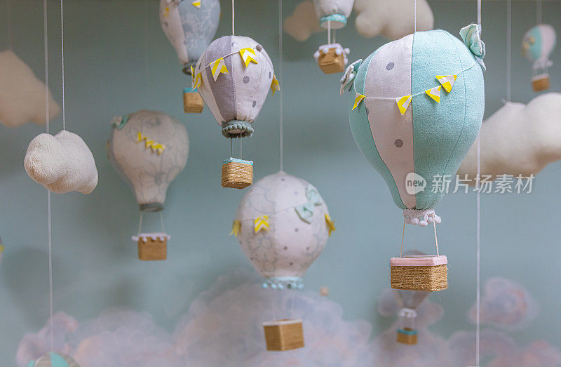 手工制作的气球和云彩装饰