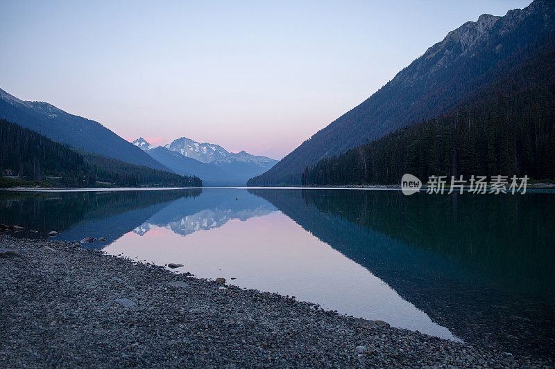 晨光照在湖面和山间