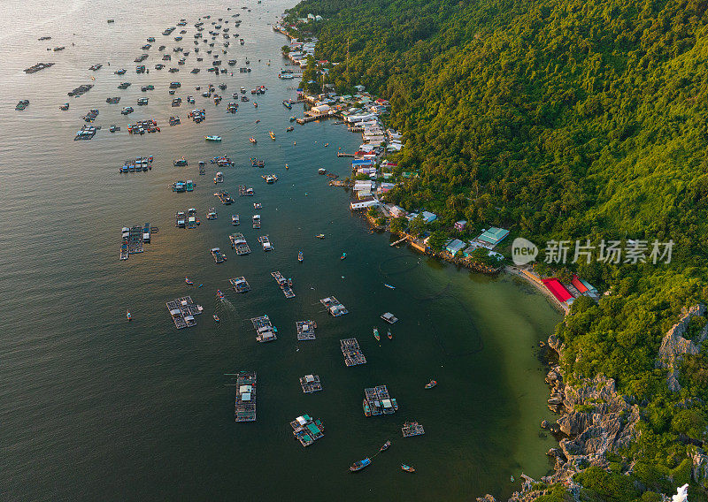 鸟瞰越南西南海岸的渔民渔村，江省Nghe岛