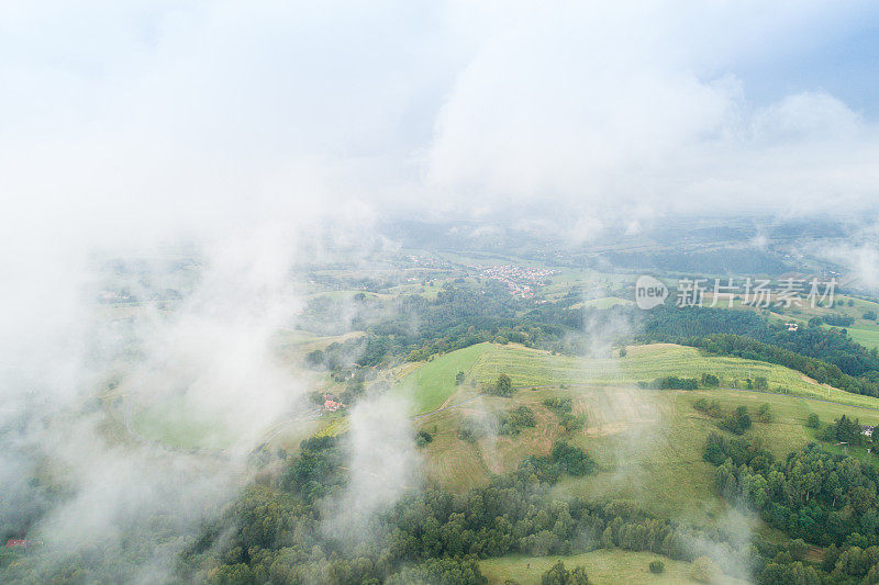 从云层中看斯洛伐克的丘陵地区