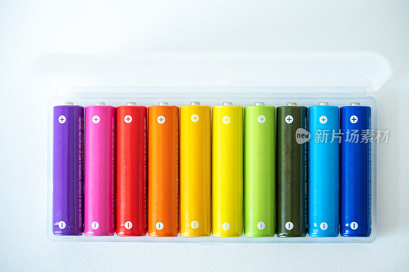 新的彩色AAA电池在塑料盒，可充电蓄电池，碱性电池的特写