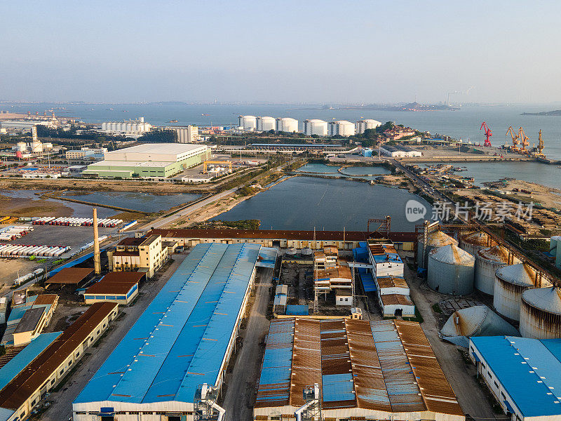 海滨化工厂的航拍照片