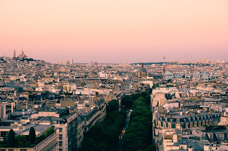 巴黎市景欣赏香榭丽舍大道和圣心大教堂日落