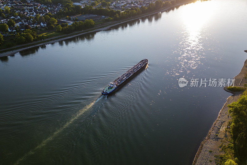 河上的船——鸟瞰图